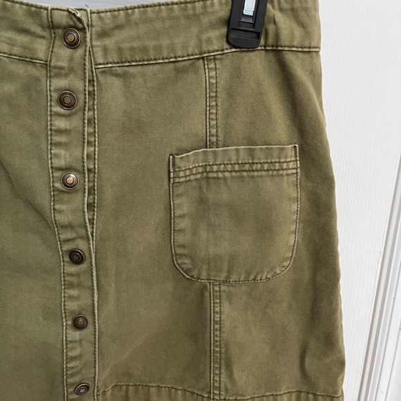 FOREVER 21 Women's Juniors green khaki distressed Button Down Mini Skirt Large - Picture 9 of 10